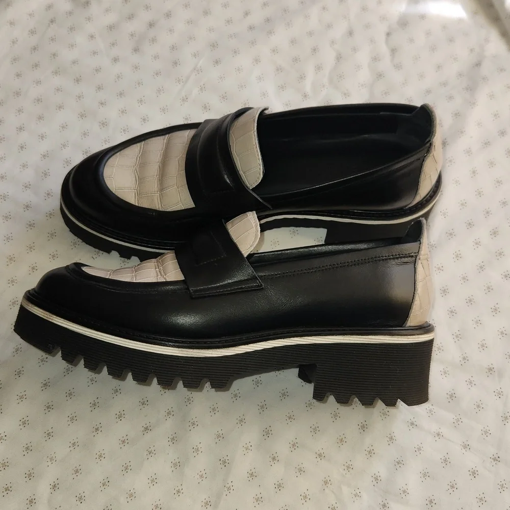 M.Gemi ELSA black/off-white croc embossed loafers sz 38/7.5